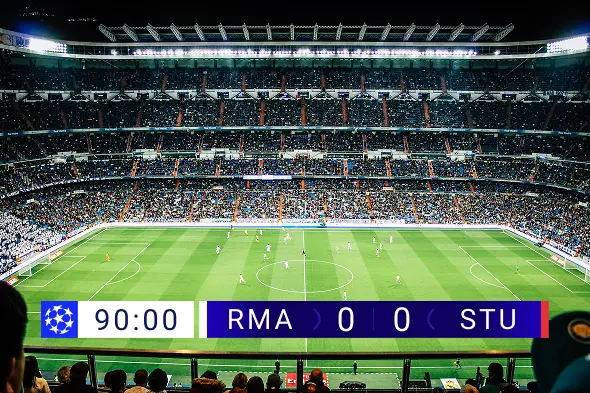 Campo de fútbol con balón y césped iluminado